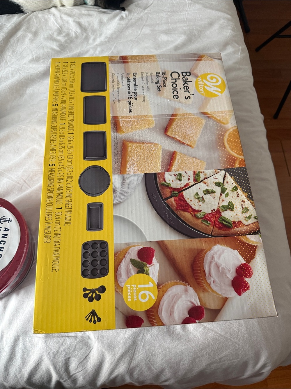 BNIB Wilton Baker's Choice 16-Piece Bakeware Set Dark Gray